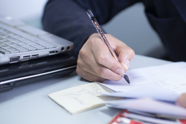 personne remplissant un formulaire